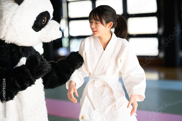 Obraz パンダの着ぐるみに体当たりしてタックルする空手着の子供