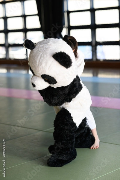 Obraz パンダの着ぐるみに体当たりしてタックルする空手着の子供