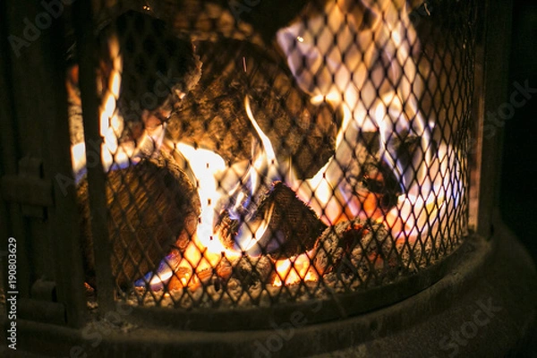 Fototapeta Feuer im Eisenkorb 