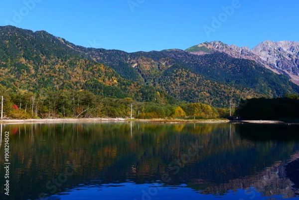 Obraz 初秋の上高地。大正池に映る穂高連峰。松本、長野、日本。10月上旬。