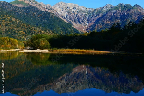 Obraz 初秋の上高地。大正池に映る穂高連峰。松本、長野、日本。10月上旬。