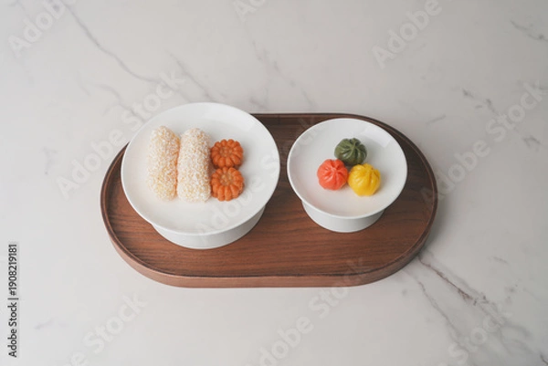 Fototapeta 한국 명절 전통 간식 약과와 송편과 우드 트레이