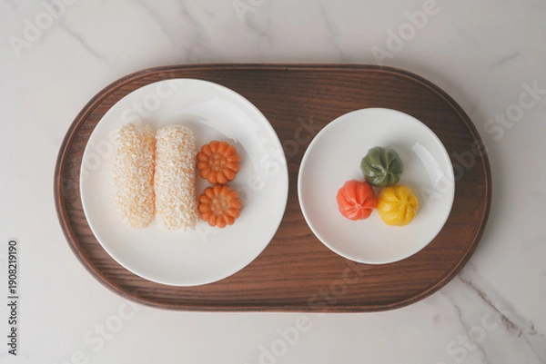 Fototapeta 한국 명절 전통 간식 약과와 송편과 우드 트레이