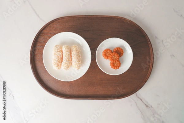 Fototapeta 한국 명절 전통 간식 약과와 한과와 우드 트레이