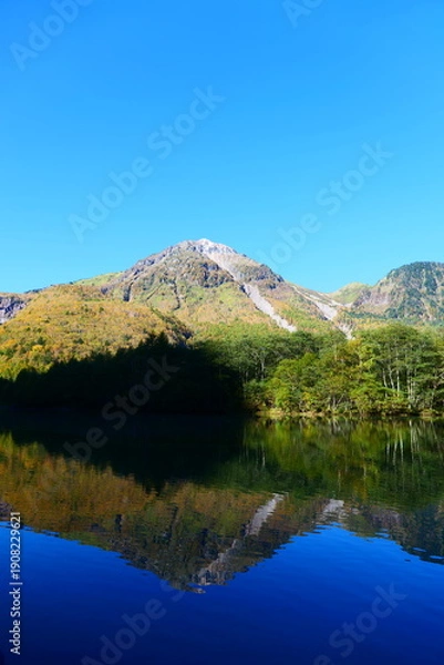 Obraz 中部山岳国立公園。上高地。大正池に映る焼岳。松本、長野、日本。10月上旬。