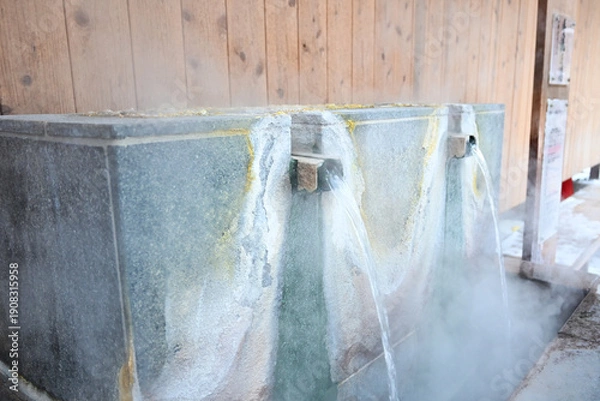 Obraz 草津温泉の手湯と立ち上る湯けむり