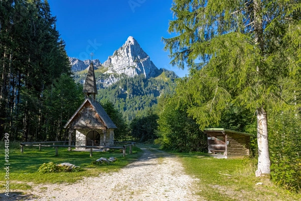 Obraz Blick auf den Geiselstein mit Wankerfleck Kapelle bei Halblech 