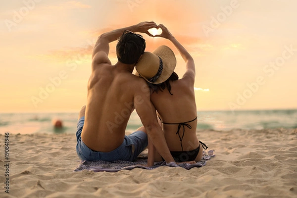 Obraz Para azjatycka ciesz się zachodem słońca