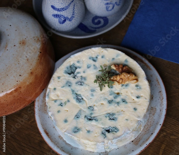 Fototapeta blauschimmelkäse auf einem tisch