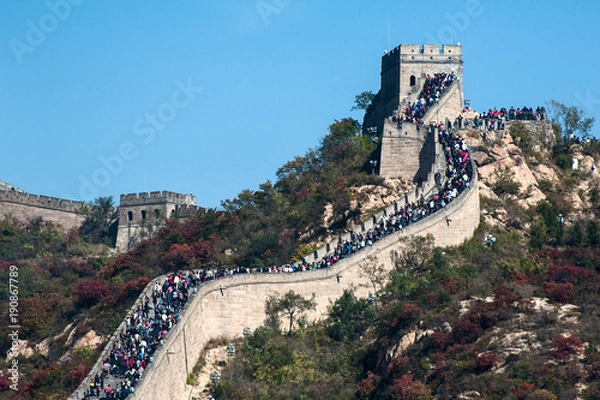 Obraz Tłumy turystów odwiedzają jesienią Wielki Mur Badaling w Pekinie