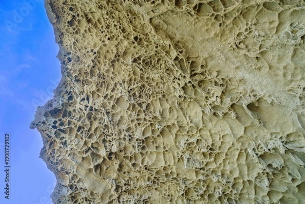 Obraz 鬼ヶ城で見た長年の浸食によって作られた奇岩と澄み渡る青空