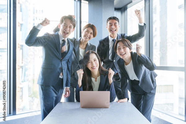Fototapeta オフィスで働くガッツポーズのビジネスマンたち（複数人・多人数・集合）