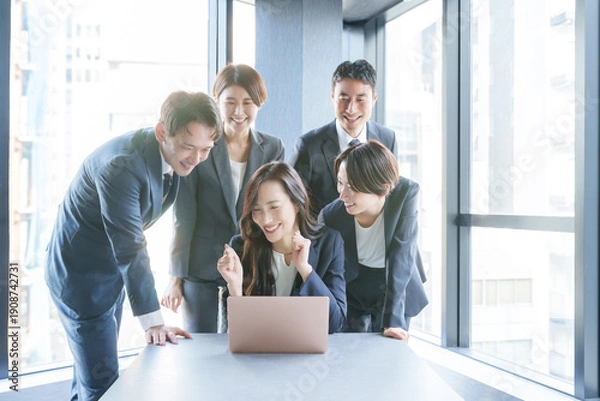 Fototapeta オフィスで働くガッツポーズのビジネスマンたち（複数人・多人数・集合）