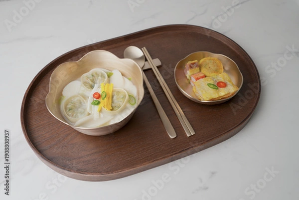 Fototapeta 한국 설날 명절 떡국, 놋그릇에 담긴 설 떡국과 명절 전, 우드 트레이