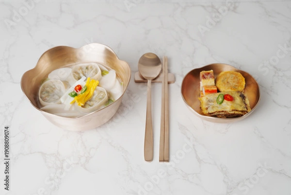 Fototapeta 한국 설날 명절 떡국, 놋그릇에 담긴 설 떡국과 명절 전