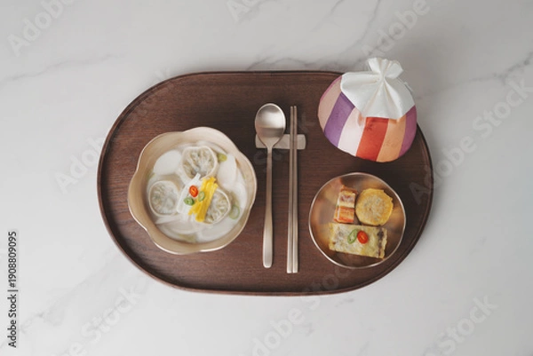 Fototapeta 한국 설날 명절 떡국, 놋그릇에 담긴 설 떡국과 명절 전, 복주머니, 우드 트레이