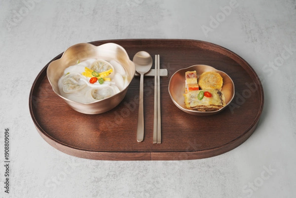 Fototapeta 한국 설날 명절 떡국, 놋그릇에 담긴 설 떡국과 명절 전, 우드 트레이