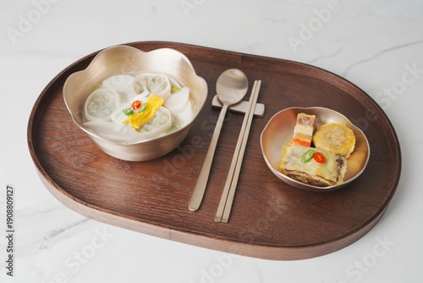 Fototapeta 한국 설날 명절 떡국, 놋그릇에 담긴 설 떡국과 명절 전, 우드 트레이