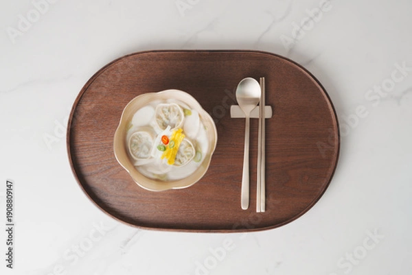 Fototapeta 한국 설날 명절 떡국, 놋그릇에 담긴 설 떡국과 우드 트레이
