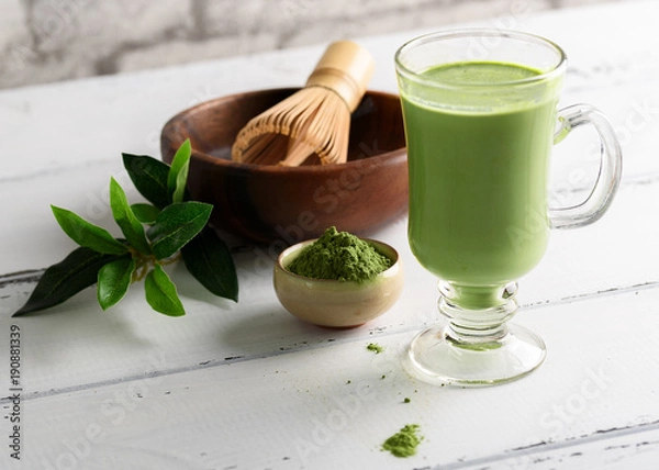 Fototapeta Matcha zielona herbata latte napój w szklanej filiżance na białym tle