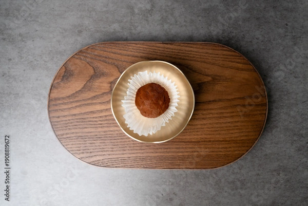 Fototapeta 한국 놋그릇 위에 담긴 두쫀쿠, 두바이 쫀득 쿠키 디저트