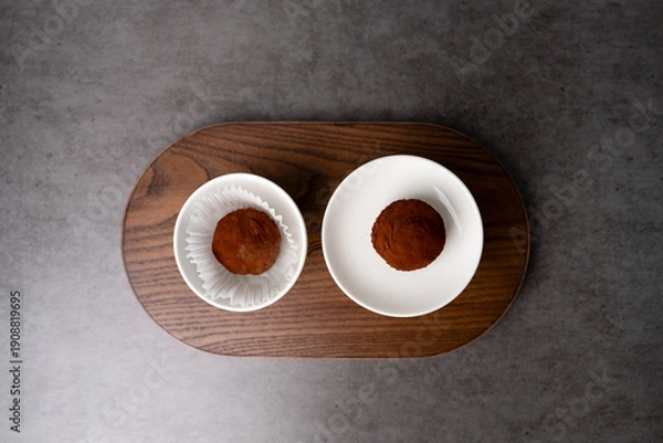 Fototapeta 흰 그릇 위에 담긴 두쫀쿠, 두바이 쫀득 쿠키 디저트