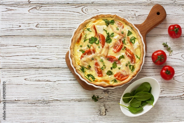 Obraz Pie ( quiche) with chicken, spinach and tomatoes