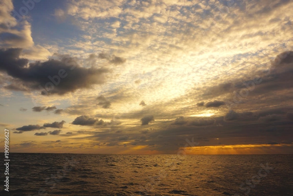 Obraz cloudy sunset over the ocean
