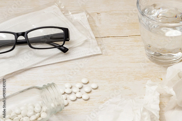 Obraz 	使ったティッシュに眼鏡とマスクと錠剤