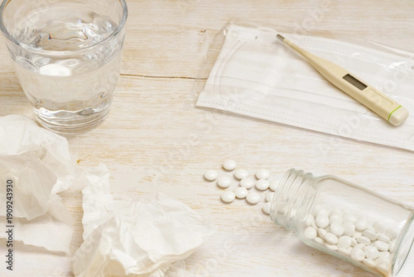 Obraz 	使ったティッシュに体温計とマスクと錠剤