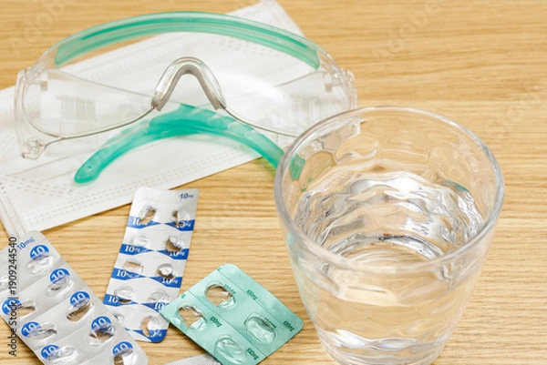 Obraz 花粉症対策｜眼鏡、水、薬の包装、マスク