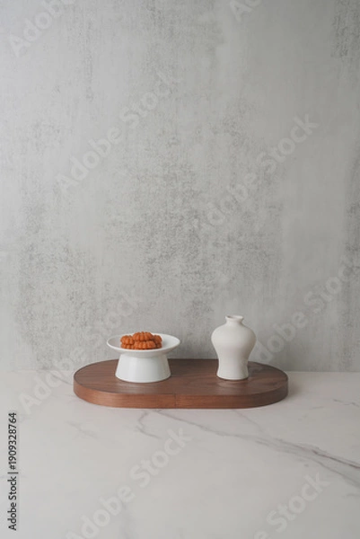 Fototapeta 한국 전통 간식 약과와 장식품, 우드 트레이 미니멀 배경화면