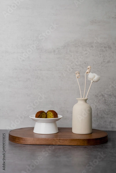 Fototapeta 두쫀쿠, 두바이 쫀득 쿠키와 우드 트레이, 한국 디저트 정물 배경화면