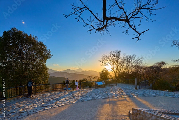 Obraz 東京都八王子市の高尾山頂(大見晴園地)からの夕景(富士山,山並み,夕陽,観光客など）