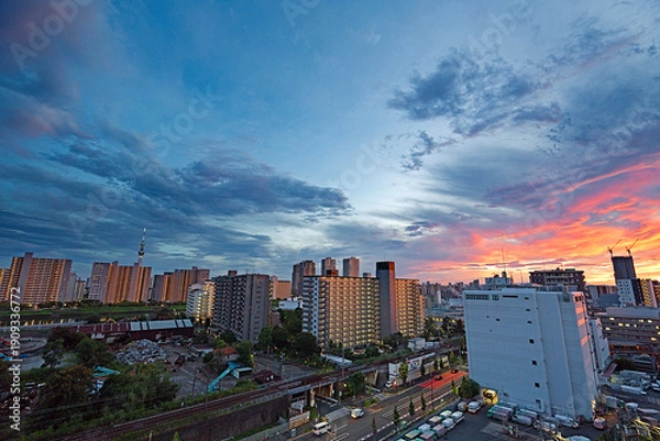 Obraz 夕焼けのスカイツリーとスクラップ置き場