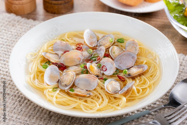 Obraz 食卓に置かれたボンゴレビアンゴのスープパスタ
