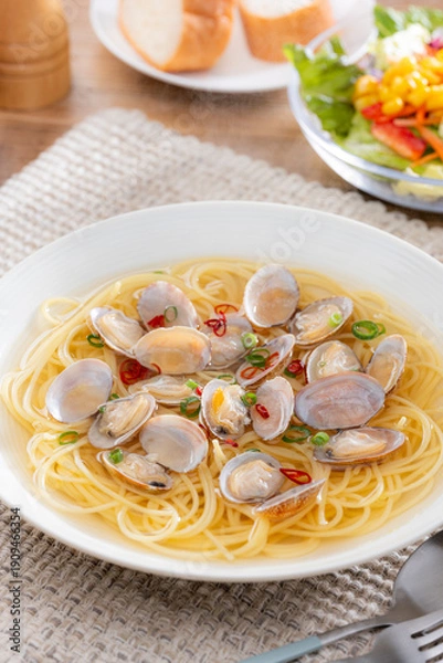 Obraz ボンゴレビアンゴのスープパスタとサラダとパンが並ぶ食卓