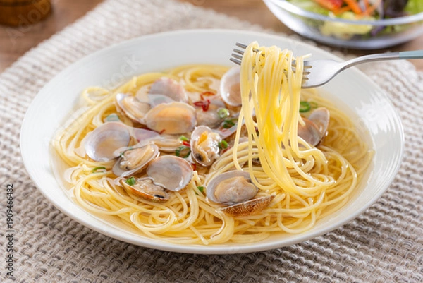 Obraz 食べる直前のボンゴレビアンゴのスープパスタ