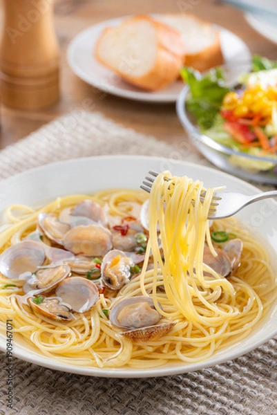 Obraz フォークで持ち上げたボンゴレビアンゴのスープパスタ