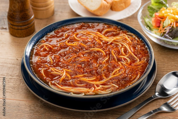 Obraz 食卓に置かれたミートソースのスープパスタとパン