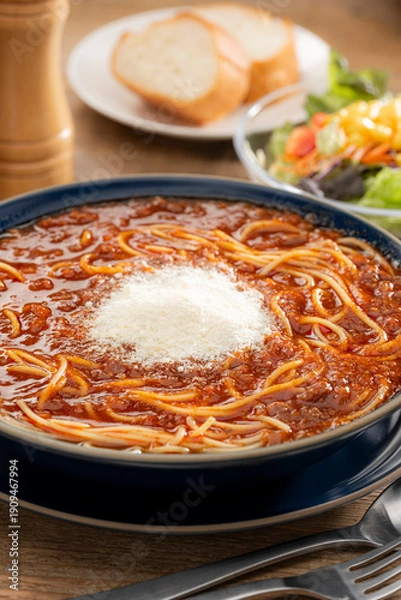 Obraz 粉チーズをのせたミートソースの大盛りスープパスタ