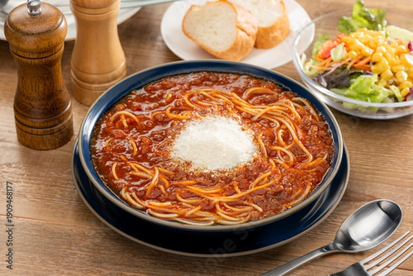 Obraz 中央に粉チーズをトッピングしたトマトソースのスープパスタ