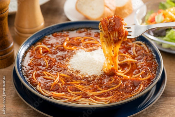 Obraz フォークで持ち上げた粉チーズのミートソーススープパスタ