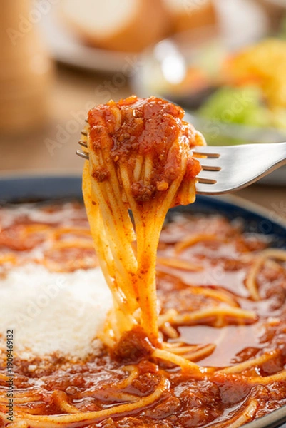 Obraz 食べる直前のミートソーススープパスタをフォークで持ち上げた瞬間