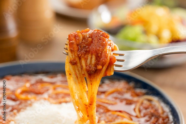 Obraz 食べる直前のミートソーススープパスタをフォークで持ち上げた瞬間のクローズアップ