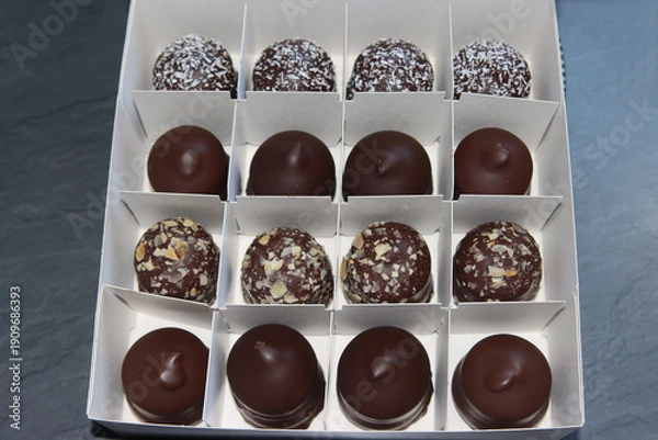 Obraz Ein ganzer Karton voll Süßigkeiten