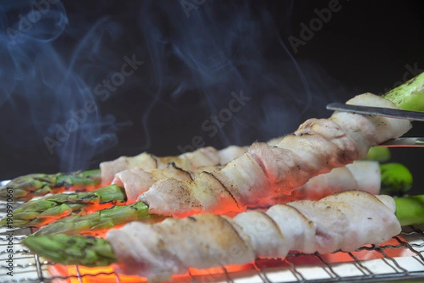 Obraz 煙り立ち昇る七輪でアスパラガス豚バラ巻きの網焼き