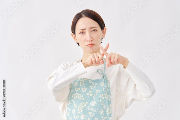 Obraz エプロンをつけた女性　ばつ印のジェスチャー　白背景