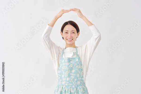 Obraz エプロンをつけた女性　丸印のジェスチャー　白背景