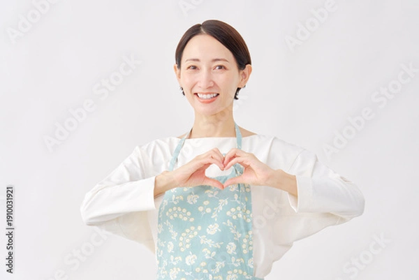 Obraz エプロンをつけた女性　ハートのジェスチャー　白背景